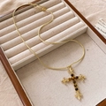 Collana barocca con croce dorata e perle occhio di tigre su espositore beige per gioielli - Collana con ciondolo a croce in occhio di tigre dorata - circonferenza circa 46 cm