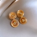 Detailansicht goldener konzentrischer Scheibenohrringe auf glattem beigem Seidenhintergrund - 2# Stahlstift - Goldene Runde Spulenkugel-Ohrstecker