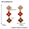 Detalle de pendientes de trébol en oro con circón rosa, altura 2,9cm y peso de 3,9g - Pendientes de Circonita Roja