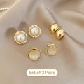 Dettaglio di set 3 paia orecchini dorati con perle e opale su tessuto di seta beige - Set da 3 Paia-Pietra Occhio di Gatto Arco di Fiori / Oro-Bianco