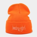 Détail de la broderie babygirl sur un bonnet en maille côtelée orange vif à revers - Taille unique / Rouge Orangé