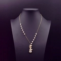 Collana di perle barocche con ciondolo floreale dorato su busto da esposizione - Collana di Perle con Bordo a Foglia Catena per Maglioni Rame Placcato Oro 18K-65cm