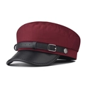 Dettaglio cappello baker boy bordeaux con visiera in ecopelle nera e bottone con ancora - M (56-58cm) / Borgogna
