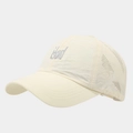 Detail der beigen Schnelltrocknungskappe mit grauer Stickerei und Laser-Lüftungslöchern - Verstellbar / Beige