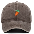 Détail de la broderie carotte et de la texture en toile lavée sur la casquette - Réglable / Café