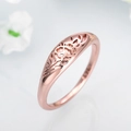 Vista detallada del grabado floral en anillo de cobre pulido en oro rosa - US 6 / Rosa oro