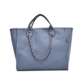 Detalle del bolso de cubo gris tejido con asas de cuero y correa de cadena plata - Azul