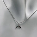 Dettaglio macro del ciondolo arcobaleno argento con zirconi colorati su un manichino - Ciondolo per Collana Arcobaleno Argento