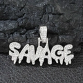 Primer plano del colgante hip-hop Savage plateado con cristales sobre piedra oscura - Colgante Plateado Suelto