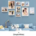 Set di cornici in legno bianco minimalista su parete blu per l'arredo del soggiorno - Bianco Puro Elegante / Set di 10 Cornici