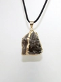 Détail du pendentif en pierre brute irrégulière avec bordure en métal doré - Obsidienne