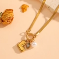 Collar de cadena plana dorada con colgantes de corazón, cristal y perla blanca - Dorado