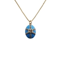 Gros plan sur le collier doré avec pendentif œuf en émail bleu et pierres de zircon colorées - Bleu