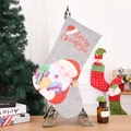 Grauer Weihnachtsstrumpf aus Leinen mit Weihnachtsmann-Motiv auf einem Ständer - Grauer Weihnachtsmann-Stil