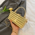 Elegante goldene gestreifte Box-Clutch mit Metallgriff und Kettenschultergurt für Damen - Horizontaler Streifen / Gold