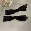 Zwei schwarze Organza-Haarspangen mit feinem Wellensaum im eleganten Retro-Look - Organza / Schwarz