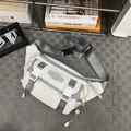 Umhängetasche aus cremefarbenem Nylon mit grauen Riemen und sicheren Schnallen - Grauweiß