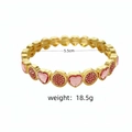 Détail du bracelet en cristal rose en forme de cœur avec placage d'or et cordon élastique. - Cercle de Cœur Rose