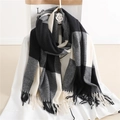 Détail de l'écharpe à carreaux effet cachemire avec franges en noir, blanc et gris - Carreaux Noir/Blanc/Gris