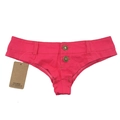Gros plan sur le mini short en jean rose fuchsia avec double fermeture à boutons dorés - S / Rose rouge