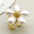 Elegante anello regolabile in oro con design a fiore a cinque petali in perla bianca - R0334-02 (Perla a Cinque Petali)