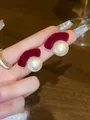 Dettaglio di eleganti orecchini a perno in velluto rosso con perle e argento - Perla Velluto Rosso (HE29310)