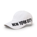 Dettaglio del ricamo New York City su un berretto di cotone bianco di qualità - Regolabile / Bianco