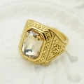 Dettaglio macro di anello vintage dorato con gemma champagne rettangolare e intagli - US 10 / Oro+Bianco