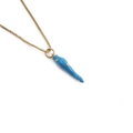 Vergoldete Halskette mit blauem Emaille-Chili-Anhänger auf einem weißen Hintergrund - Blau