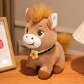 Brauner Plüsch-Pony-Schlüsselanhänger mit Sonnenblume auf Holztisch - Karamellbraun / 18cm