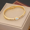 Dettaglio del bracciale occhio di Allah dorato con conchiglia e cristalli lucidi - Pupilla Blu di Conchiglia Evil Eye (7#)