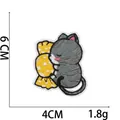 Detail van geborduurde kattenpatch met afmetingen 6x4cm en fijne borduurtextuur - 17# Grijs-Witte Kat met Snoep