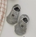 Graue niedrige Baumwoll-Füßlinge mit schwarzen Schleifen-Stickereien für Damen - Grau mit Schleife
