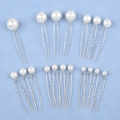 Dettaglio di 18 forcine per capelli con perle in 5 misure su sfondo azzurro chiaro - Versione avvolgente / Argento