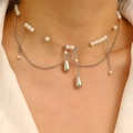 Collar de doble capa con perlas blancas y colgantes de gota en tono plateado - Estilo de Perla Fleco Gota (0157)