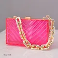Rosarote transparente Acryl-Clutch mit V-Struktur und goldener klobiger Kettenriemen - Rosarot