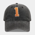 Detail der verwaschenen anthrazitfarbenen Baseballkappe mit oranger Stickerei Nummer 1 - Nummer 1 / Washed Black