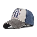 Dettaglio del cappellino vintage a tre colori con stampa California e visiera consumata - Caffè e Blu Navy
