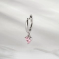 Enkele zilveren huggie oorring met een delicate roze hartvormige kristallen hanger - Roze (Per stuk)