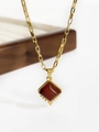 Dettaglio macro del ciondolo quadrato vintage francese in pietra bruna e oro 18K - Agata rossa / Rosso