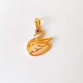Detailansicht eines 18k Schwan-Anhängers mit Kristallen und hohlem Flügel-Design - Katzenauge Schwan*Gold