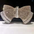 Macro della borsa da sera a forma di fiocco con cristalli dorati e trasparenti - Oro / Zirconia Bianca