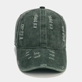 Dettaglio delle finiture strappate su un cappellino da baseball vintage verde militare - Regolabile / Verde Militare