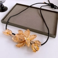 Detalle del colgante de tulipán dorado con pétalos grabados y cordón de cuero negro - Cuerda Negra-Flor Dorada