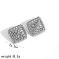 Détail des boucles d'oreilles carrées argentées avec texture ondulée et dimensions - Style de Vague Carré Argenté (TE60071-S)