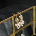 Boucles d'oreilles vintage avec feuilles dorées, perles blanches et zircon - Boucles d'Oreilles Clous Raisin et Feuilles