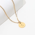 Goldene Edelstahlkette mit Buchstaben C Anhänger und Perle auf weißem Displayständer - Gold C