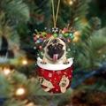 Mops-Hund in roter Weihnachtssocke Hängedekoration mit Rentiergeweih und Lichtern - Mops Typ 2