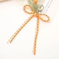 Detail eines orange-weiß geflochtenen Schleifen-Schlüsselanhängers mit silbernem Karabiner - Gewebter Nylon-Anhänger / Weiß Und Orange