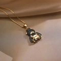 Vue détaillée du pendentif ours plaqué or 18 carats avec cristaux verts et noirs - Style Ours Couronné avec Zirconia Noir et Vert (23876)